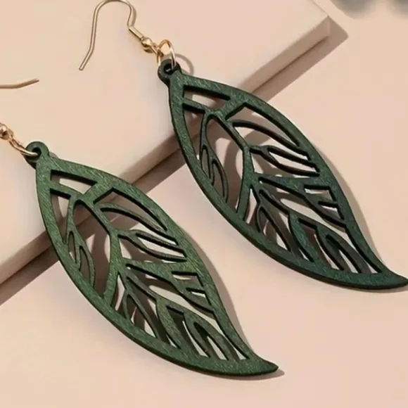 NEW Women green wood leaf earrings - Picture 1 of 5
